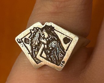 Queen Lesbian Card Kissing ring