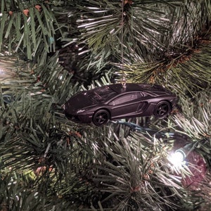 Comes with a wire hanger to hang on the Christmas tree. Car Christmas ornament Lamborghini Aventador Carrying Christmas Tree
