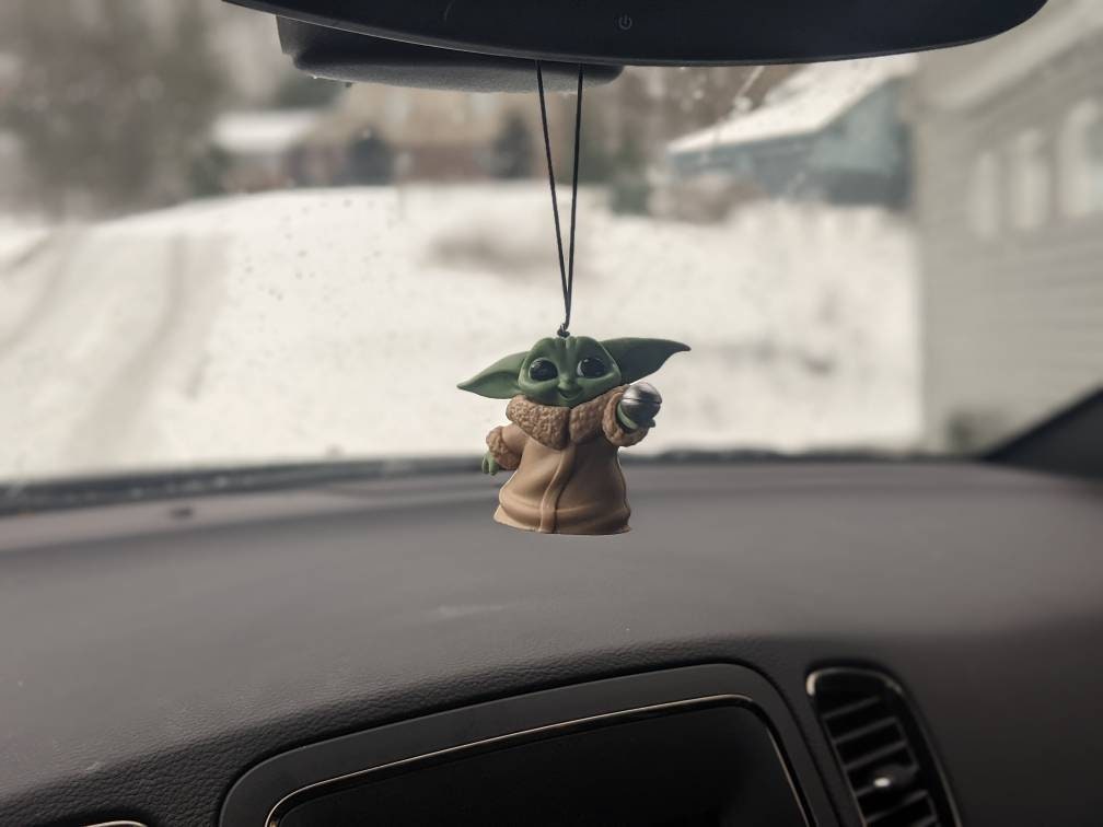 Décoration de voiture Yoda - Accessoire de rétroviseur et décoration  intérieure de voiture - Cadeau idéal pour les collectionneurs de pendentifs  de voiture : : Auto