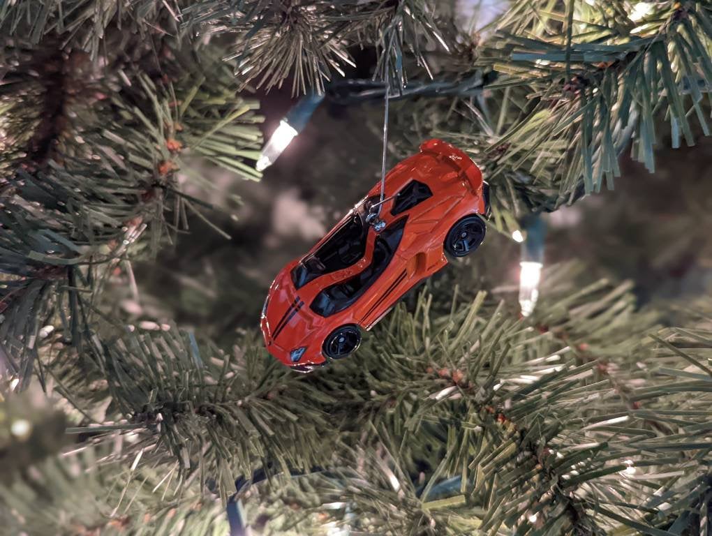 Comes with a wire hanger to hang on the Christmas tree. Car Christmas ornament Lamborghini Aventador Carrying Christmas Tree
