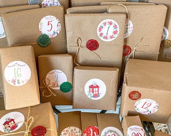 Puede incluir: Una colección de paquetes envueltos en papel marrón, cada uno adornado con una pegatina decorativa y sellado con cera. Las pegatinas presentan números e imágenes festivas navideñas. Algunos paquetes están atados con hilo.