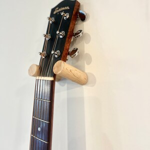 NU chêne angulaire de guitare support mural pour guitare - accrocher votre  guitare sur le mur à un angle.