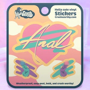 Peut inclure: Planche d'autocollants avec le mot "Anal" dans une police rétro, sur un cœur rose et un fond de coucher de soleil. La planche comprend deux autres motifs d'autocollants et le texte "Hella cute vinyl Stickers Crushworthy.com".