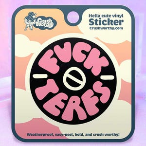 Naklejka „F*ck TERFs” | Urocze prezenty LGBTQ+ z okazji Pride | Estetyczne wzory dla gejów, lesbijek, osób transpłciowych i niebinarnych | Dojrzałe