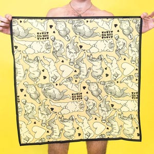 Peut inclure: Un carré de tissu jaune avec une bordure noire. Le tissu présente un motif répété de figures illustrées et de cœurs. Les mots "BIG BOYS" sont imprimés en noir. Le tissu est présenté sur un fond jaune.