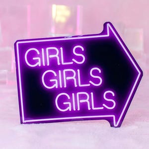 Mädchen Mädchen Mädchen Leuchtreklame Glossy Sticker | Sexy Femme Süße & Lustige Lesben Aufkleber | Einzigartige LGBTQ+ Pride Kunst | Buntes Sex-Positives Geschenk