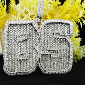 Pingente de moissanita 2,5" totalmente congelado colar personalizado com baguetes e design de bling hip hop joias exclusivas com letras ou números