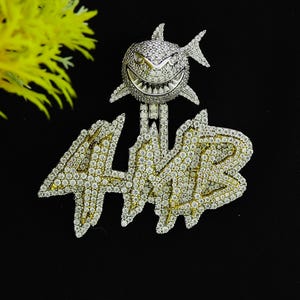Collar con colgante de moissanita de oro amarillo personalizado de 1,75 pulgadas, joyería hip-hop con acabado brillante, regalo personalizado para hombre, grabado único de fianza.