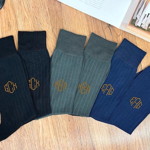 Personalisierte Groomsmen Socken, Groomsman Socken, gestickte Groomsmen Vorschlag Geschenke, benutzerdefinierte Kleidersocken, personalisierte Hochzeitssocken