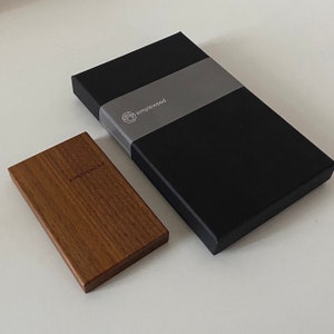 Porte-carte super compact. Porte-carte en bois étui personnalisé en noyer pour cartes de visite, nom gravé gratuitement, gravure de portrait personnalisée
