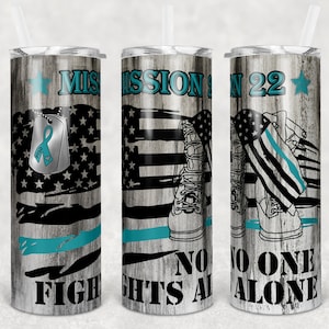 Könnte beinhalten: Drei Edelstahlbecher mit einem Hintergrund aus verwittertem Holz. Die Becher zeigen eine amerikanische Flagge mit einer dünnen blauen Linie, ein Hundemarken mit einem blauen Band und den Text "Mission 22, No One Fights Alone".