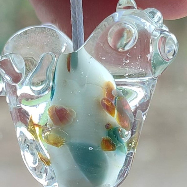 een hart van glas, transparant met een zacht-gekleurde kern handgemaakt, voor een uniek cadeau