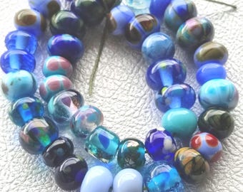 40 handmade glaskralen in blauw tinten By Petra Hergarden,make mixed color necklace with earrings, easy to match clothing