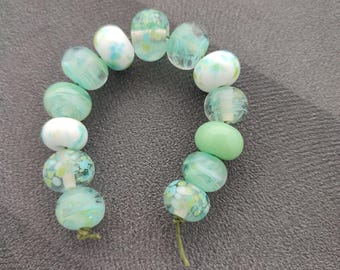 13 handmade glaskralen in wit en zacht groen, by Petra Hergarden, Kralenateliermona
