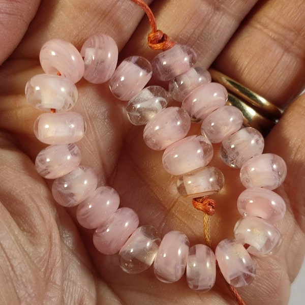 25 Teeny Tiny Beads, 14 cm zacht rose handgemaakte kleine glaskraaltjes voor verfijnde sieraden door Petra Hergarden uit Nederland