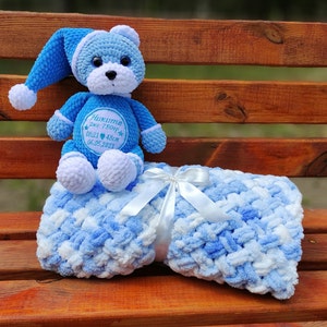 Neue Geschenkbox für Jungen | Geschenkset für Neugeborene | Baby-Jungen-Geschenkkorb | Geschenk für neue Mama | Personalisiertes individuelles Babygeschenk | Benannter gestrickter Plüsch-Teddybär