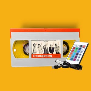 Luminária retrô Trainspotting - Fita VHS - Iluminação LED - Presente original para amantes de filmes dos anos 90 - Decoração para casa - Ewan McGregor
