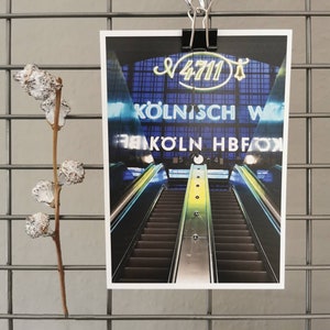Postkarte: Hauptbahnhof Köln Treppe Neonschriftzug