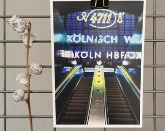 Postkarte: Hauptbahnhof Köln Treppe Neonschriftzug