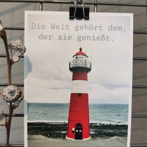 Carte postale "Le monde appartient à..." - Phare