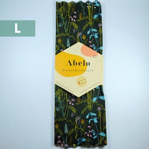 Puede incluir: Abelo BienenWachsTuch, un envoltorio de alimentos reutilizable de cera de abeja en tamaño L, con un patrón floral sobre un fondo verde oscuro. El envoltorio está hecho con materiales naturales y sostenibles.