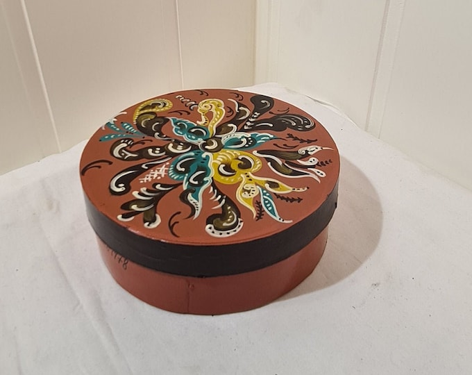 Beautiful little rose painted box, jewelry box, treasure chest, folk art, Norsk rosemaling, hand made, bent wood
