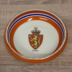Great bowl with the Norwegian national lion, Porsgrund porcelain, Norwegian bowl with gold edge, candy bowl