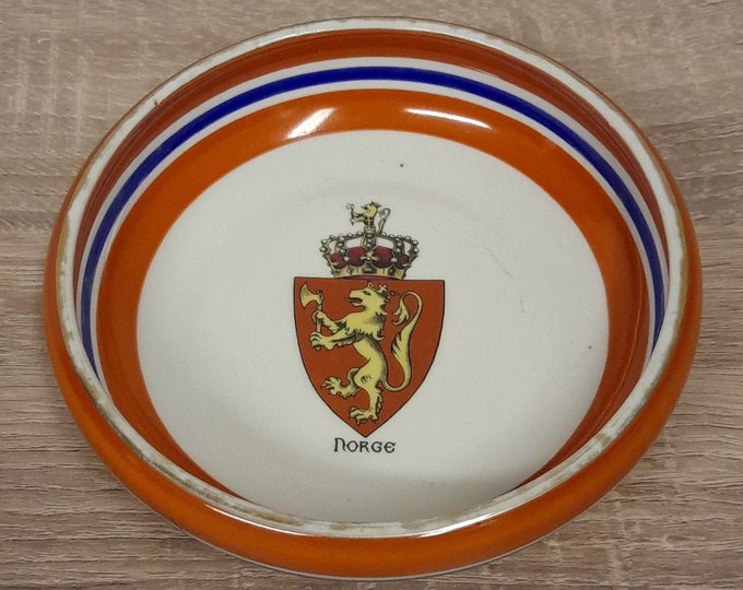 Great bowl with the Norwegian national lion, Porsgrund porcelain, Norwegian bowl with gold edge, candy bowl