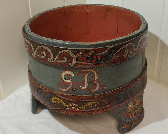 Beautiful butter amber from Telemark in the early 1900s with paint from 1966. farmhouse, folk art, rose paint, rosemaling