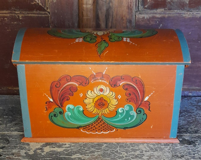 Stunning Rosemalt chest, from 1920-1940s, rustic antique, Bent wood, Norwegian folk-art, rustic and primitive, Norwegian OS rosemaling