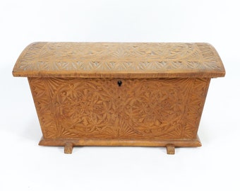 Vintage Norwegian Jewelry Box with Intricate Chip Carving from the 1930s - Handcrafted Nordic Treasure