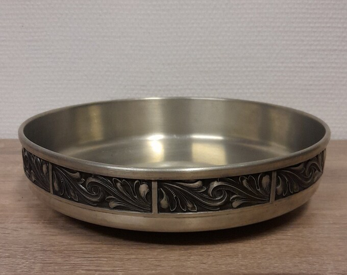 Beautiful tin bowl with Norwegian rosemaling pattern, handmade folk art, Norwegian tin / pewter, Manufacturer: Norwegian