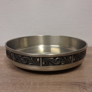 Beautiful tin bowl with Norwegian rosemaling pattern, handmade folk art, Norwegian tin / pewter, Manufacturer: Norwegian