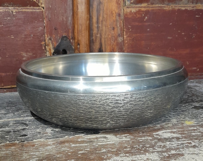 Beautiful tin bowl with Norwegian chip carving  pattern, handmade folk art, Norwegian tin / pewter, Manufacturer: Norwegian