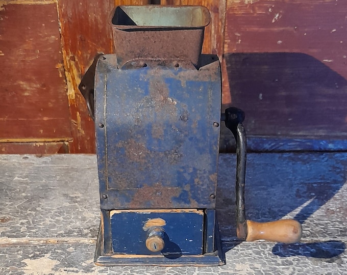 Stunning wooden coffee grinder, from 1900s, rustic antique, Bent wood, Norwegian folk-art, rustic and primitive,Folk-art,Old kitchen tool