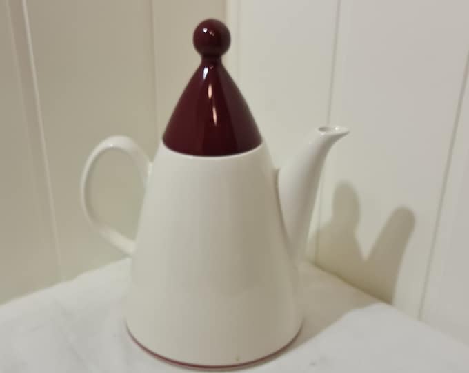 Arabia Harlekin red hat coffe pot. Designed by Inkeri Leivo, Finnish design, scandinavian