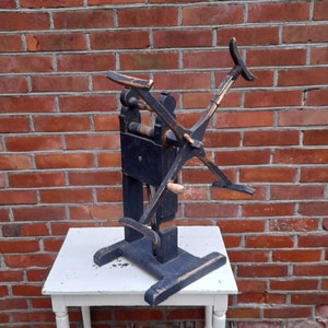 Prachtige blauw-zwarte antieke garenopwinder - Rustiek en primitief boerderijantiek - Noors handgemaakt met geweldig antiek patina, zeldzaam object