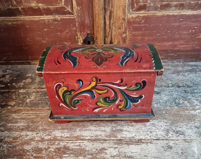 Stunning vintage storage chest,rustic antique, Bent wood, Norwegian folk-art, rustic and primitive, Norwegian painting,Scandinavian folkart