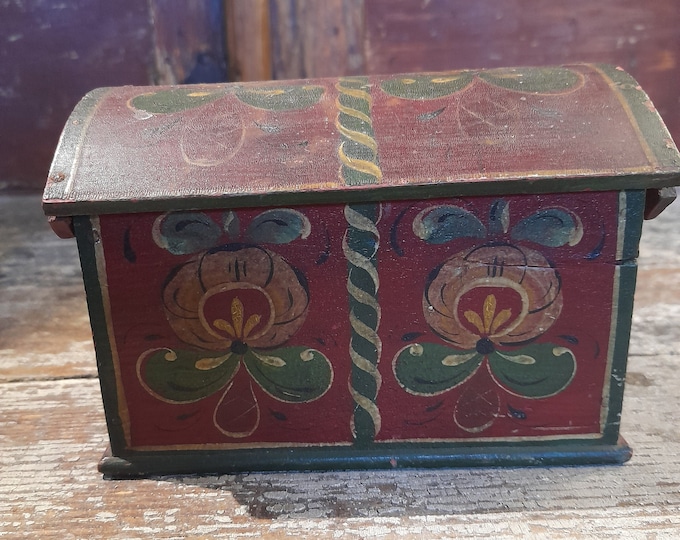 Vintage 1940s Rosemalt Chest with Norwegian OS Rosemaling - Rustic Antique Decor - Vintage norwegian rose painting