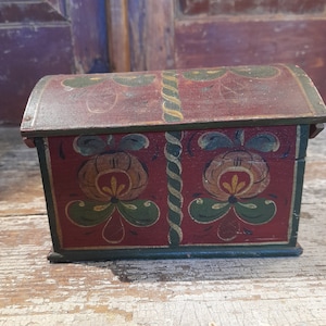 Vintage 1940s Rosemalt Chest with Norwegian OS Rosemaling - Rustic Antique Decor - Vintage norwegian rose painting