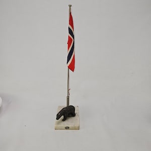 Einzigartige Vintage-Flaggendarstellung vom 17.Mai - Norwegische Eisbär-Figur aus Kupfer auf Marmorsockel zur Feier des norwegischen Nationalfeiertags