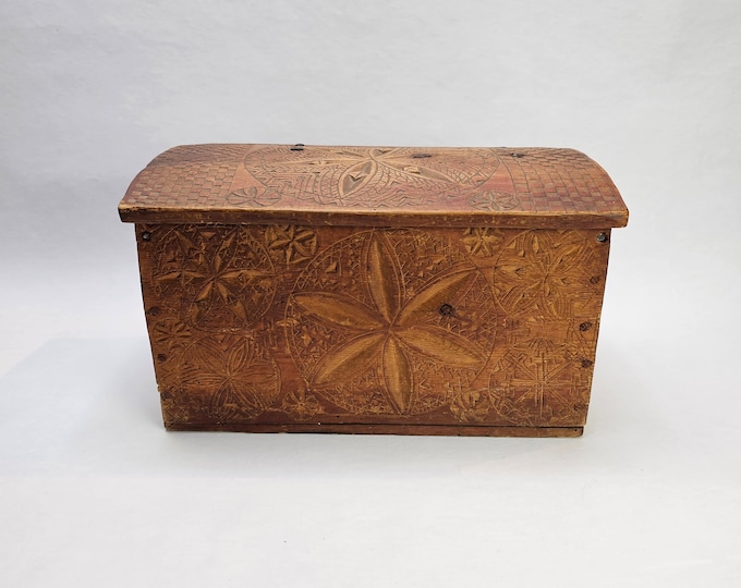 Norwegian Primitive Beauty: Antique Chest with Traditional Acanthus Rose Carving - Perfect Collector's Piece