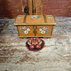 Stunning Rosemalt chest, from 1940-1950s, rustic antique,Bent wood, Norwegian folk-art, rustic and primitive, Norwegian  rosemaling, vintage