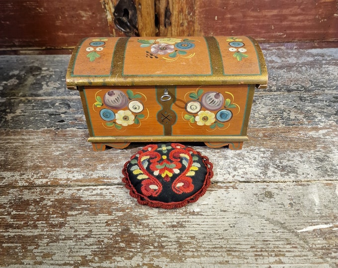 Stunning Rosemalt chest, from 1940-1950s, rustic antique,Bent wood, Norwegian folk-art, rustic and primitive, Norwegian  rosemaling, vintage