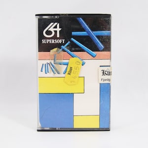 Puede incluir: Una cinta de cassette vintage con un diseño geométrico colorido. La etiqueta muestra el texto "64 SUPERSOFT" y gráficos de líneas azules. Una etiqueta de precio amarilla está adjunta. La cinta está en una caja de plástico transparente.