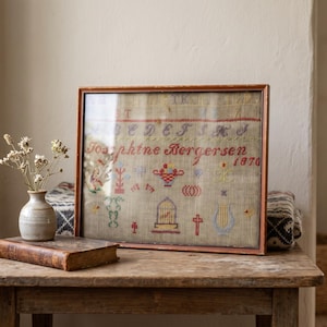 Sampler alfabético norueguês antigo | Bordado original de 1870 por Josephine Bergersen | Têxtil folk art emoldurado