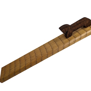 Pode incluir: Um descanso de pauzinhos de madeira com uma figura de madeira marrom no topo. O descanso de pauzinhos é feito de bambu marrom claro e tem um padrão tecido.