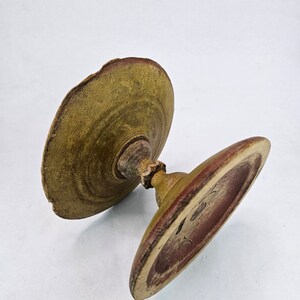 Antik norsk folkkonst tårtfat 1800-talet | Handskuret målat träpiedestalställ | Rustik primitiv skandinavisk uppställning bild 4