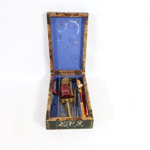 Juego de barbero antiguo con pintura rosa de Os / Juego de navaja de afeitar vintage / Caja de barbero de 1910 / Herramienta de aseo coleccionable