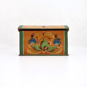 Caja Noruega Rosemaling 1918 – Cofre Antiguo Pintado a Mano – Arte Popular Escandinavo – Monograma M.R.
